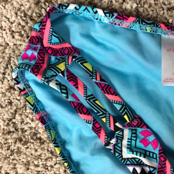 Adorable bikini. Top has “push-up” - Picture 4 of 4